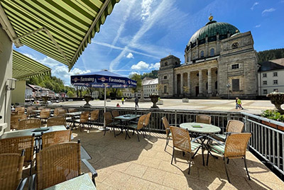 Sonnenterrasse mit Ausblick auf den Dom von St. Blasien